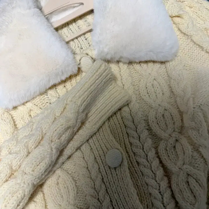 [BUNJANG] Ivory Cable Knit Cardigan with Fur Collar / 아이보리 퍼 카라 꽈배기 케이블 니트 가디건