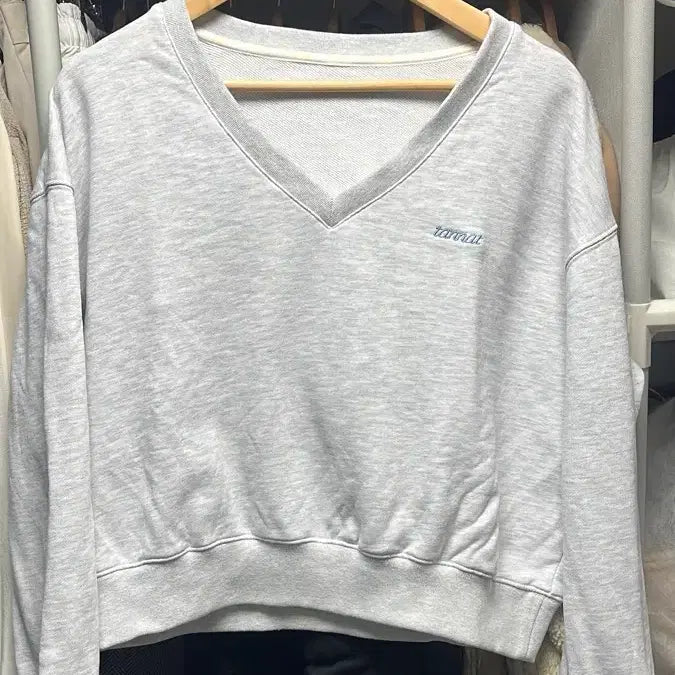 [BUNJANG] Thanat V-Neck Short Sweatshirt Melange White / 타낫 브이넥 숏맨투맨 멜란지화이트