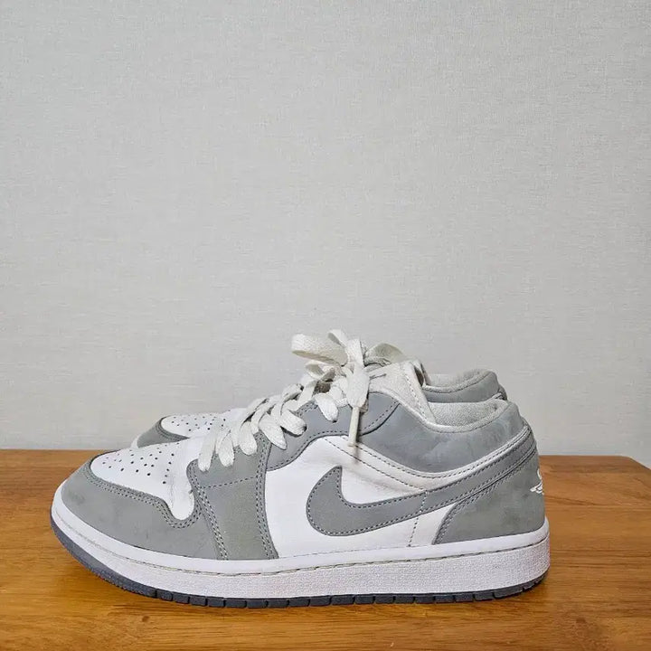 [BUNJANG] Nike Women's Air Jordan 1 Low 'Wolf Grey' Sneakers / [정품/세탁완료] 나이키 우먼스 에어 조던 1 로우 '울프 그레이