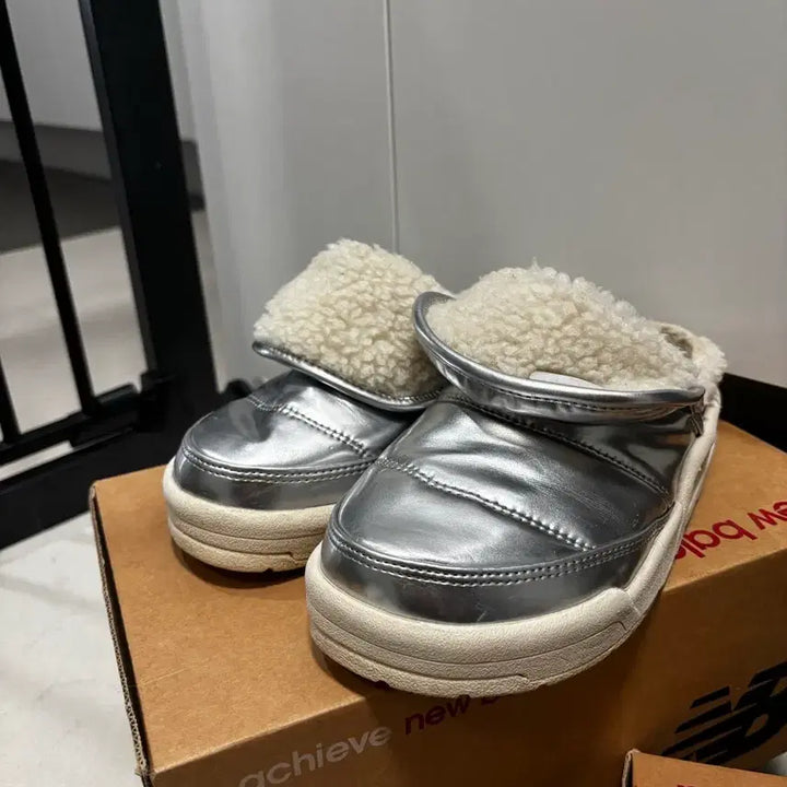 [BUNJANG] New Balance Mule Slippers (Silver & Beige) (Size 230) / 뉴발란스 퍼플리 뮬 슬리퍼 / 실버&베이지 / 230