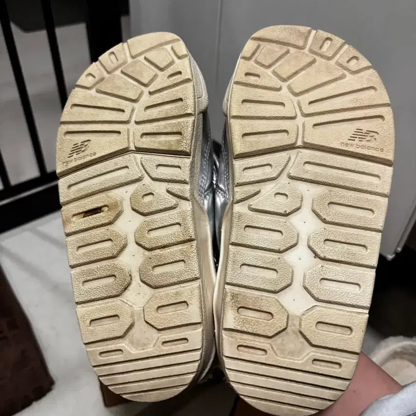 [BUNJANG] New Balance Mule Slippers (Silver & Beige) (Size 230) / 뉴발란스 퍼플리 뮬 슬리퍼 / 실버&베이지 / 230