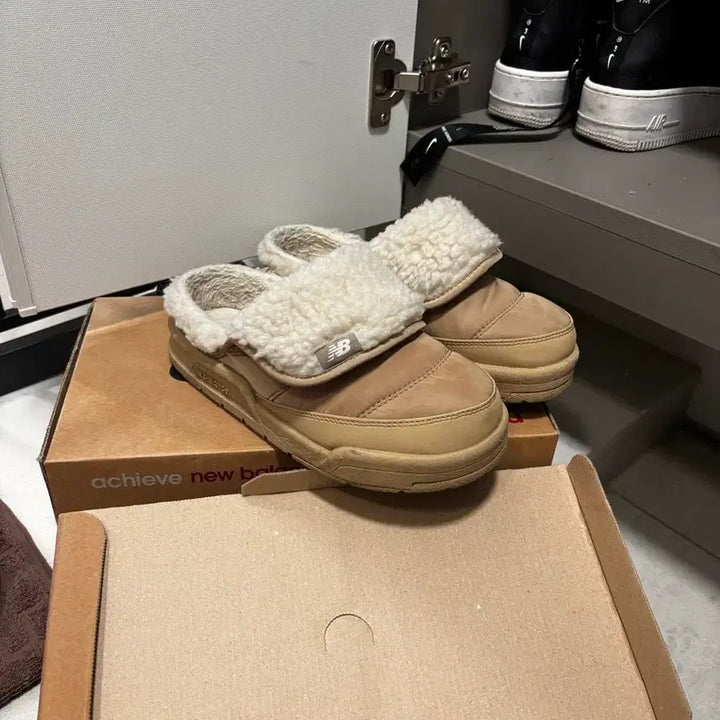 [BUNJANG] New Balance Mule Slippers (Silver & Beige) (Size 230) / 뉴발란스 퍼플리 뮬 슬리퍼 / 실버&베이지 / 230