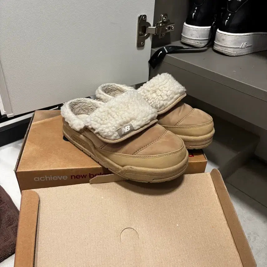 [BUNJANG] New Balance Mule Slippers (Silver & Beige) (Size 230) / 뉴발란스 퍼플리 뮬 슬리퍼 / 실버&베이지 / 230