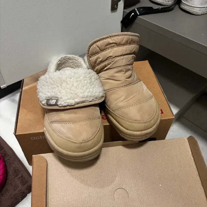 [BUNJANG] New Balance Mule Slippers (Silver & Beige) (Size 230) / 뉴발란스 퍼플리 뮬 슬리퍼 / 실버&베이지 / 230