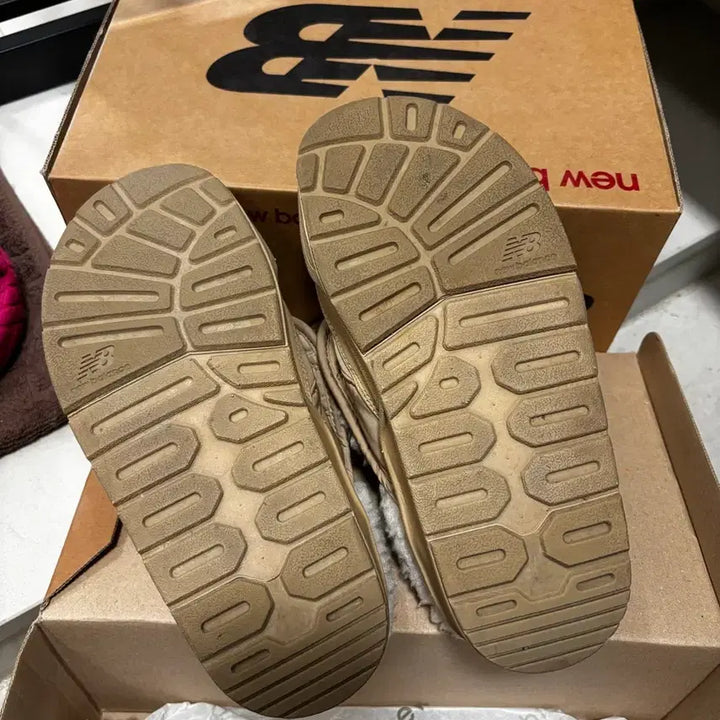 [BUNJANG] New Balance Mule Slippers (Silver & Beige) (Size 230) / 뉴발란스 퍼플리 뮬 슬리퍼 / 실버&베이지 / 230