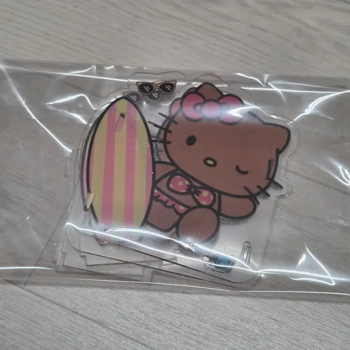 [BUNJANG] Hello Kitty Surfing Acrylic Stand Holder / (새제품)헬로키티 서핑 아크릴 스탠드 보관함.