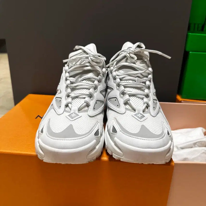 [BUNJANG] Louis Vuitton Runner Tactic Sneakers (Size 9) / 루이비통 러너 태틱 스니커즈 9사이즈