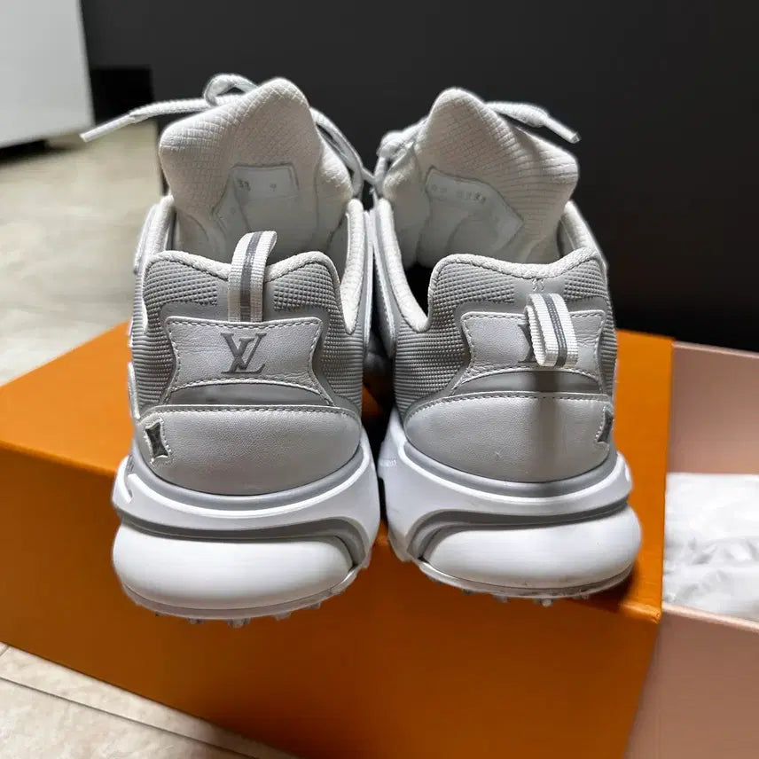 [BUNJANG] Louis Vuitton Runner Tactic Sneakers (Size 9) / 루이비통 러너 태틱 스니커즈 9사이즈