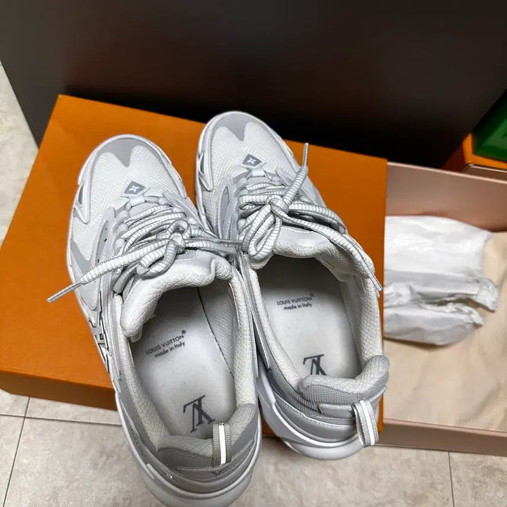 [BUNJANG] Louis Vuitton Runner Tactic Sneakers (Size 9) / 루이비통 러너 태틱 스니커즈 9사이즈