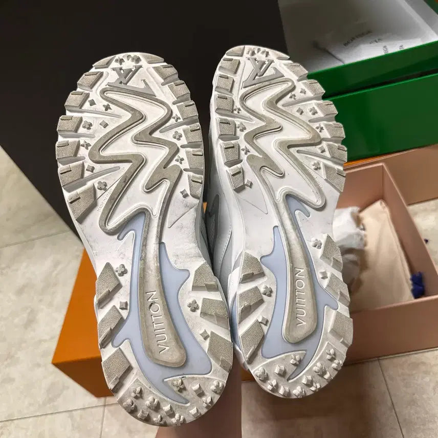[BUNJANG] Louis Vuitton Runner Tactic Sneakers (Size 9) / 루이비통 러너 태틱 스니커즈 9사이즈