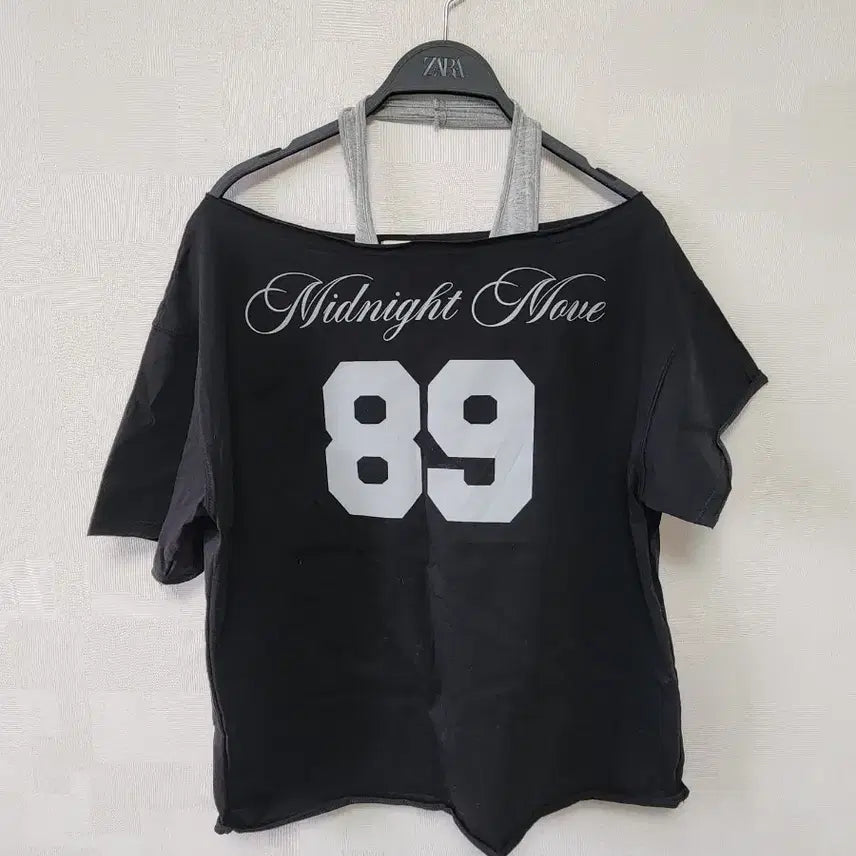 [SOLD OUT] 미드나잇 무브 89 오프숄더 티셔츠 원숄더 티 블랙