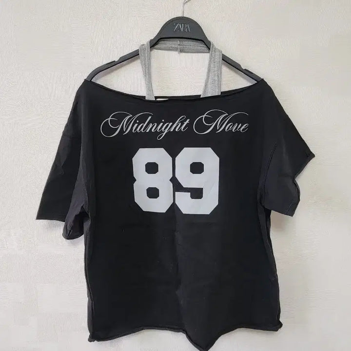 [SOLD OUT] 미드나잇 무브 89 오프숄더 티셔츠 원숄더 티 블랙
