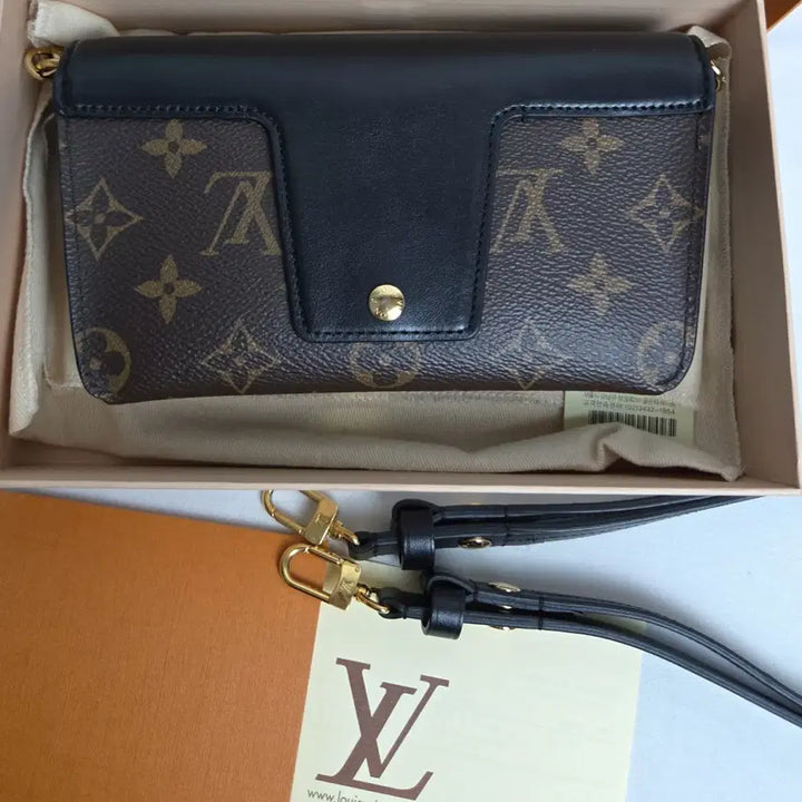 [BUNJANG] Louis Vuitton Padlock on Strap / 루이비통 내장칩 패드락온스트랩
