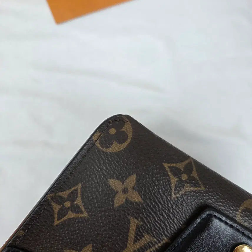 [BUNJANG] Louis Vuitton Padlock on Strap / 루이비통 내장칩 패드락온스트랩