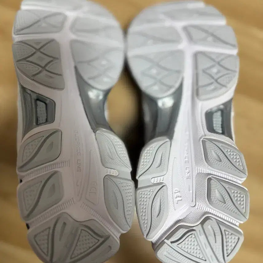 [SOLD OUT] 새상품 아식스 젤 NYC 화이트 오이스터 280mm 급매