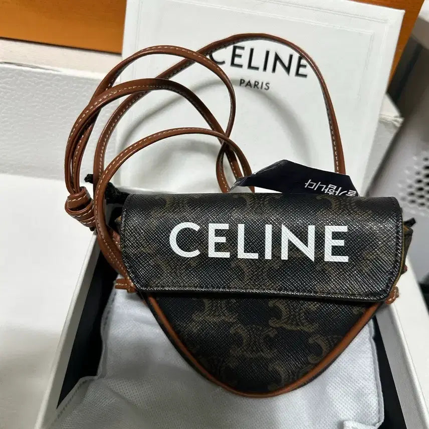 [BUNJANG] Celine Triomphe Canvas Mini Triangle Bag / 셀린느 트리옹프 캔버스 미니 트라이앵글 셀린느 프린트 탄