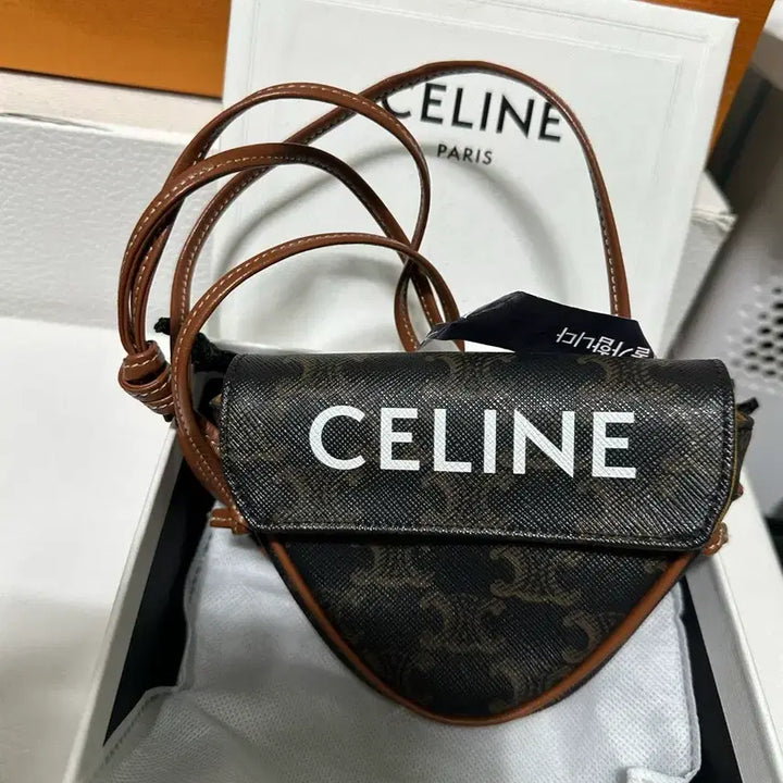 [BUNJANG] Celine Triomphe Canvas Mini Triangle Bag / 셀린느 트리옹프 캔버스 미니 트라이앵글 셀린느 프린트 탄