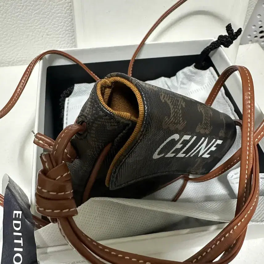 [BUNJANG] Celine Triomphe Canvas Mini Triangle Bag / 셀린느 트리옹프 캔버스 미니 트라이앵글 셀린느 프린트 탄