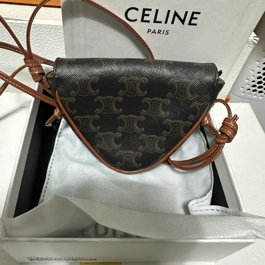 [BUNJANG] Celine Triomphe Canvas Mini Triangle Bag / 셀린느 트리옹프 캔버스 미니 트라이앵글 셀린느 프린트 탄