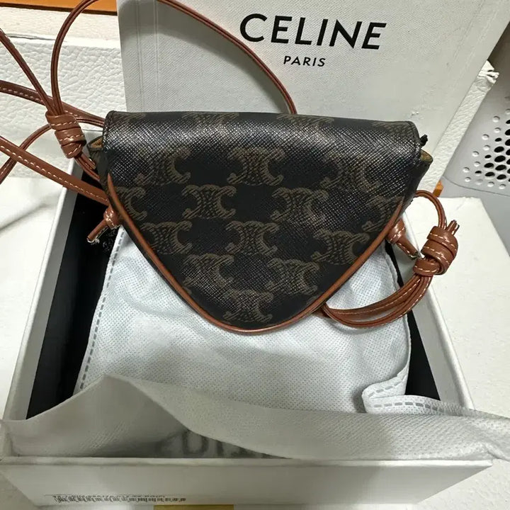 [BUNJANG] Celine Triomphe Canvas Mini Triangle Bag / 셀린느 트리옹프 캔버스 미니 트라이앵글 셀린느 프린트 탄