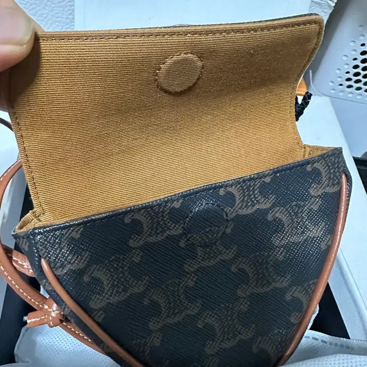 [BUNJANG] Celine Triomphe Canvas Mini Triangle Bag / 셀린느 트리옹프 캔버스 미니 트라이앵글 셀린느 프린트 탄