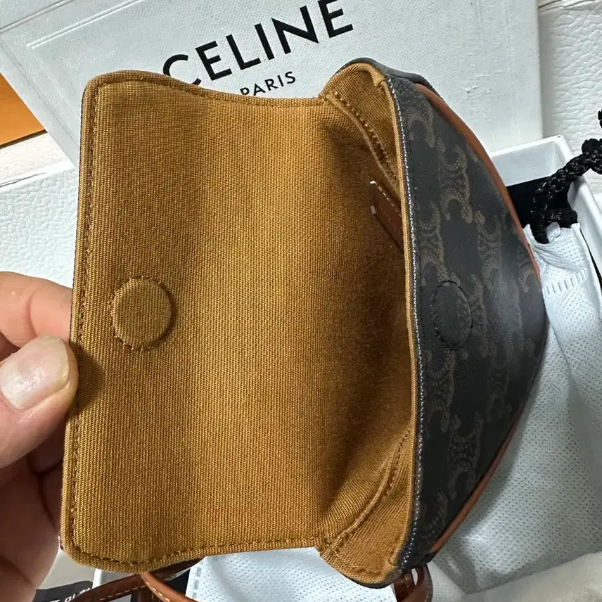 [BUNJANG] Celine Triomphe Canvas Mini Triangle Bag / 셀린느 트리옹프 캔버스 미니 트라이앵글 셀린느 프린트 탄