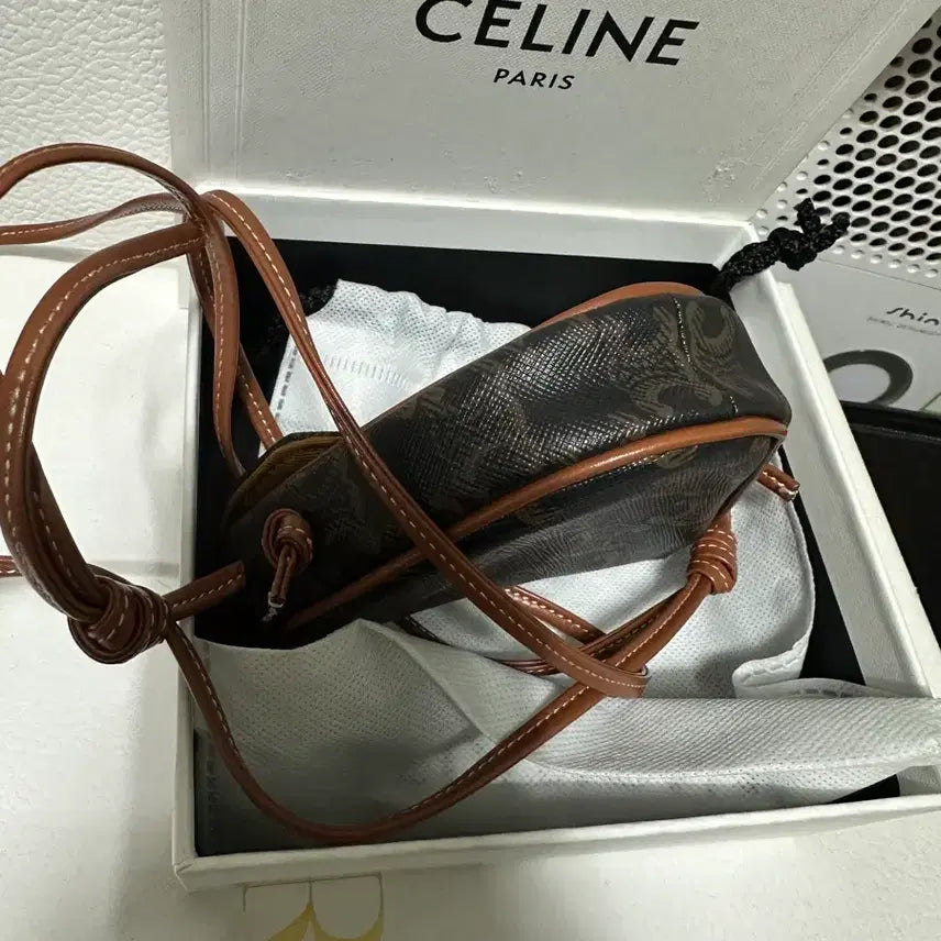 [BUNJANG] Celine Triomphe Canvas Mini Triangle Bag / 셀린느 트리옹프 캔버스 미니 트라이앵글 셀린느 프린트 탄