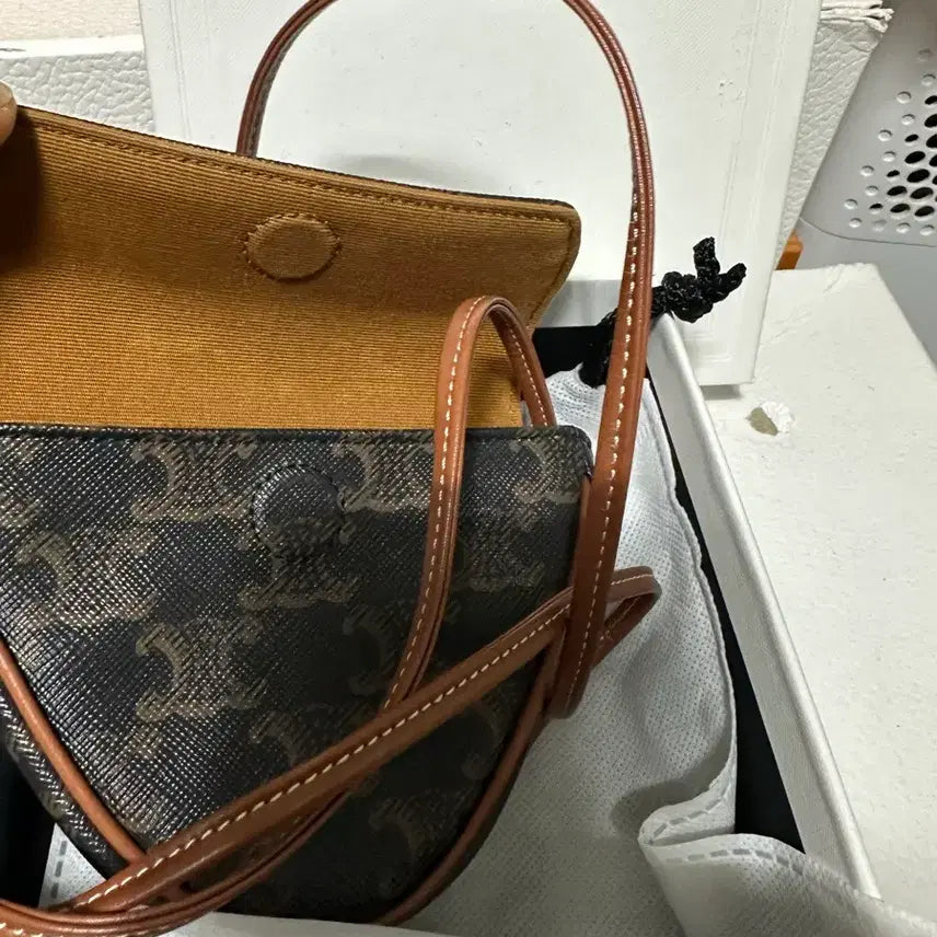 [BUNJANG] Celine Triomphe Canvas Mini Triangle Bag / 셀린느 트리옹프 캔버스 미니 트라이앵글 셀린느 프린트 탄