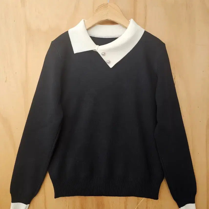 [BUNJANG] Unbalanced Collar Pearl Button Knit Top / 진주단추 언발란스 카라 배색니트 (새옷) 블랙