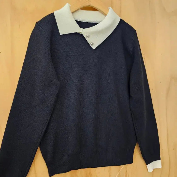 [BUNJANG] Unbalanced Collar Pearl Button Knit Top / 진주단추 언발란스 카라 배색니트 (새옷) 블랙