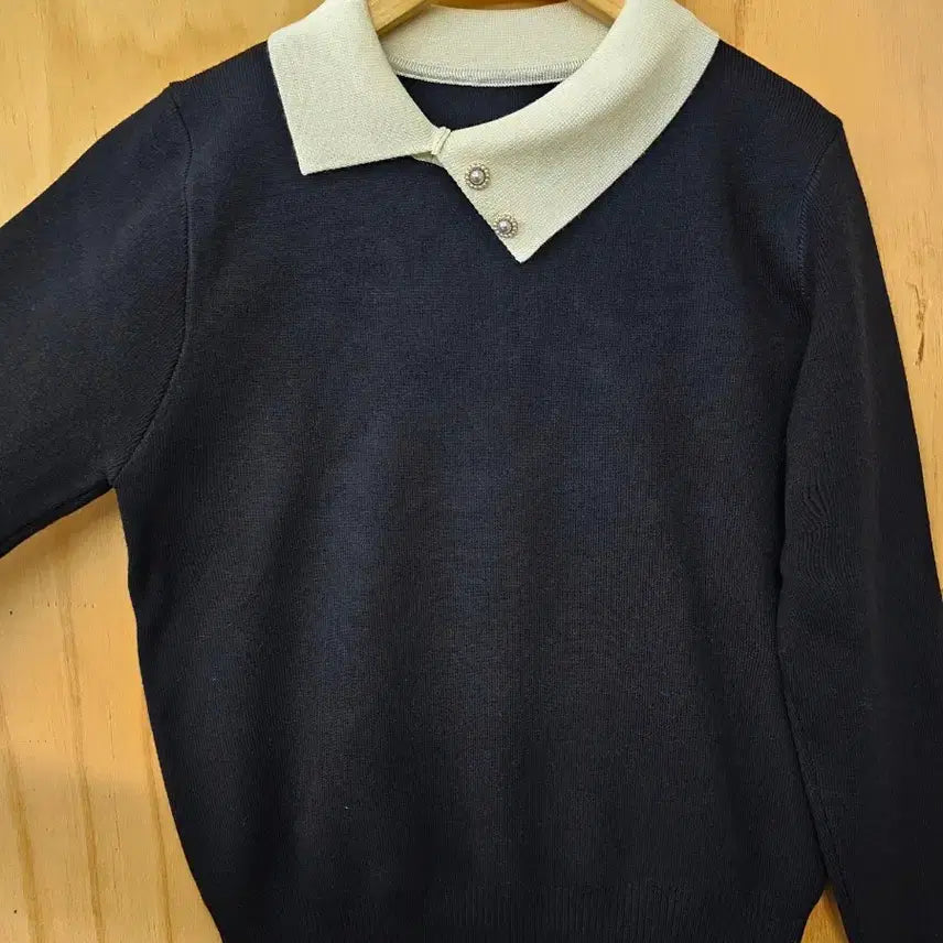 [BUNJANG] Unbalanced Collar Pearl Button Knit Top / 진주단추 언발란스 카라 배색니트 (새옷) 블랙