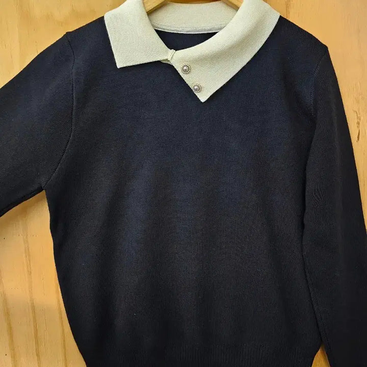 [BUNJANG] Unbalanced Collar Pearl Button Knit Top / 진주단추 언발란스 카라 배색니트 (새옷) 블랙