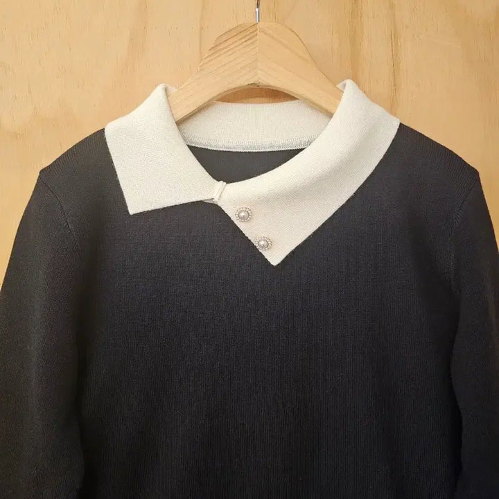 [BUNJANG] Unbalanced Collar Pearl Button Knit Top / 진주단추 언발란스 카라 배색니트 (새옷) 블랙