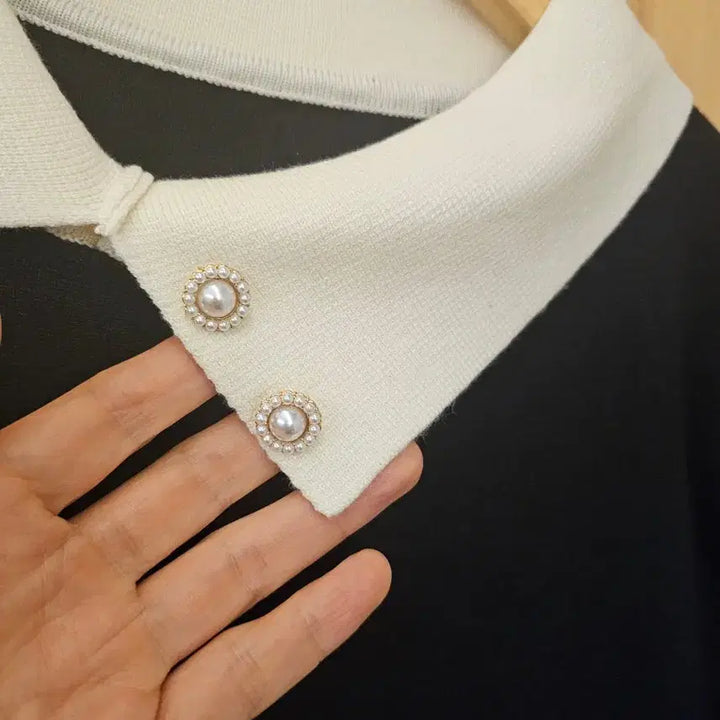 [BUNJANG] Unbalanced Collar Pearl Button Knit Top / 진주단추 언발란스 카라 배색니트 (새옷) 블랙