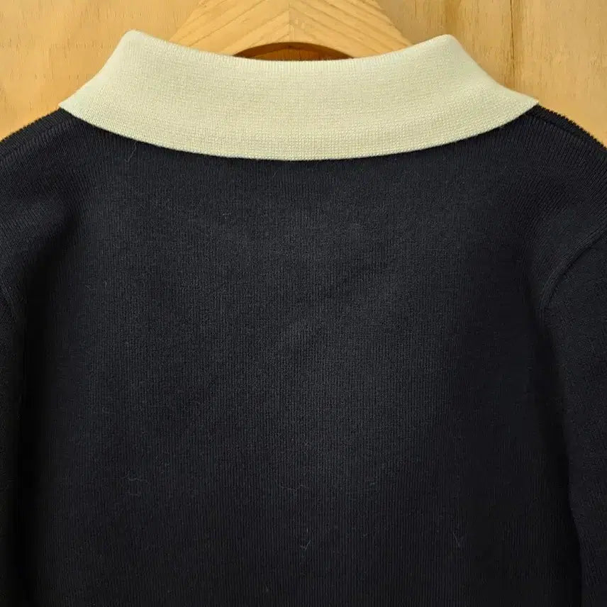 [BUNJANG] Unbalanced Collar Pearl Button Knit Top / 진주단추 언발란스 카라 배색니트 (새옷) 블랙