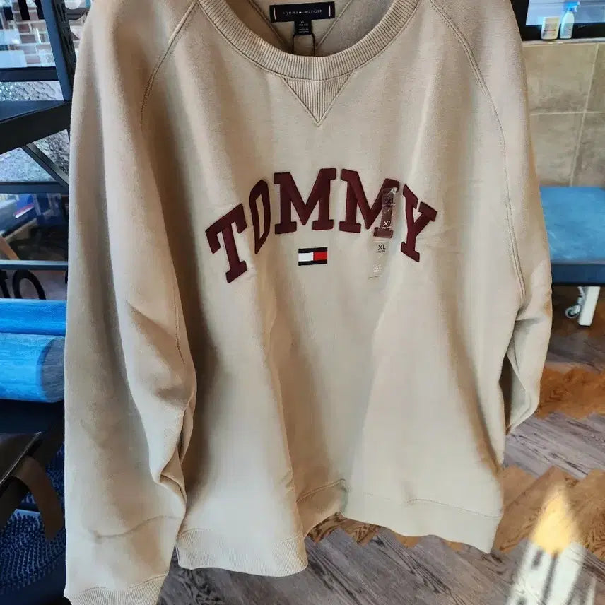[BUNJANG] Tommy Hilfiger Beige Crewneck Sweatshirt XL / 타미힐피거 베이지 맨투맨 XL 새상품 판매합니다 110사이즈입니다