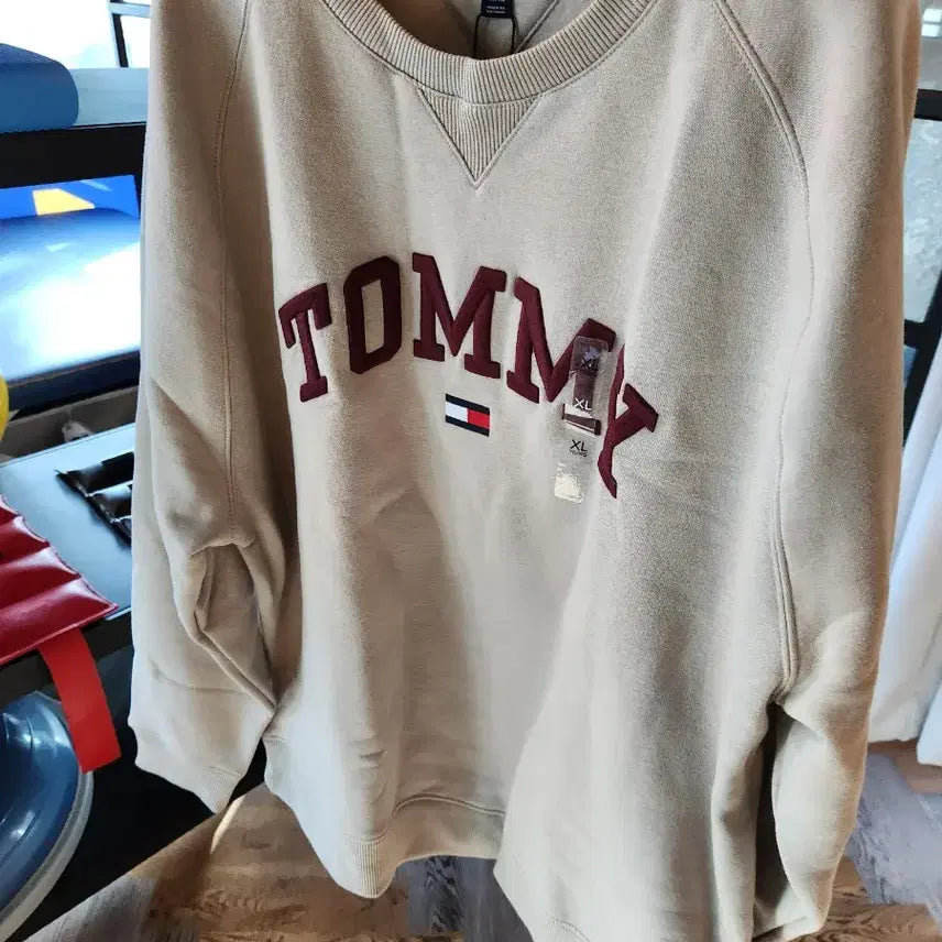 [BUNJANG] Tommy Hilfiger Beige Crewneck Sweatshirt XL / 타미힐피거 베이지 맨투맨 XL 새상품 판매합니다 110사이즈입니다