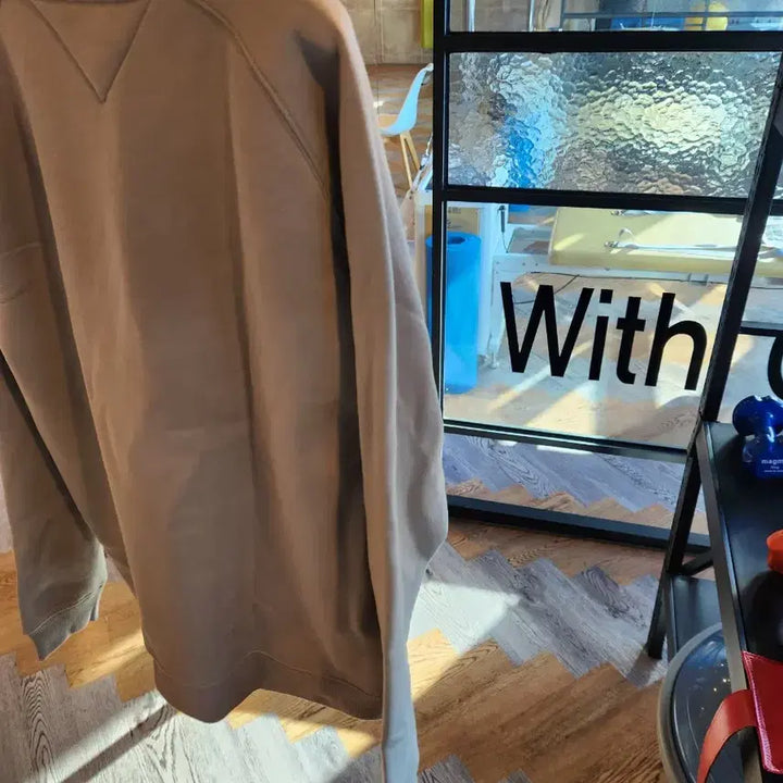 [BUNJANG] Tommy Hilfiger Beige Crewneck Sweatshirt XL / 타미힐피거 베이지 맨투맨 XL 새상품 판매합니다 110사이즈입니다