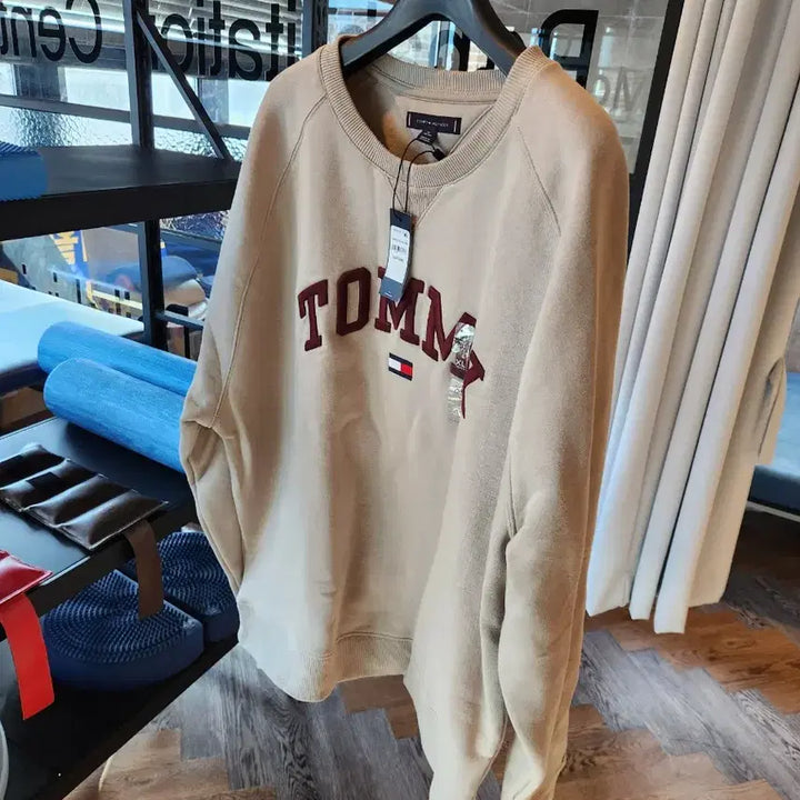 [BUNJANG] Tommy Hilfiger Beige Crewneck Sweatshirt XL / 타미힐피거 베이지 맨투맨 XL 새상품 판매합니다 110사이즈입니다