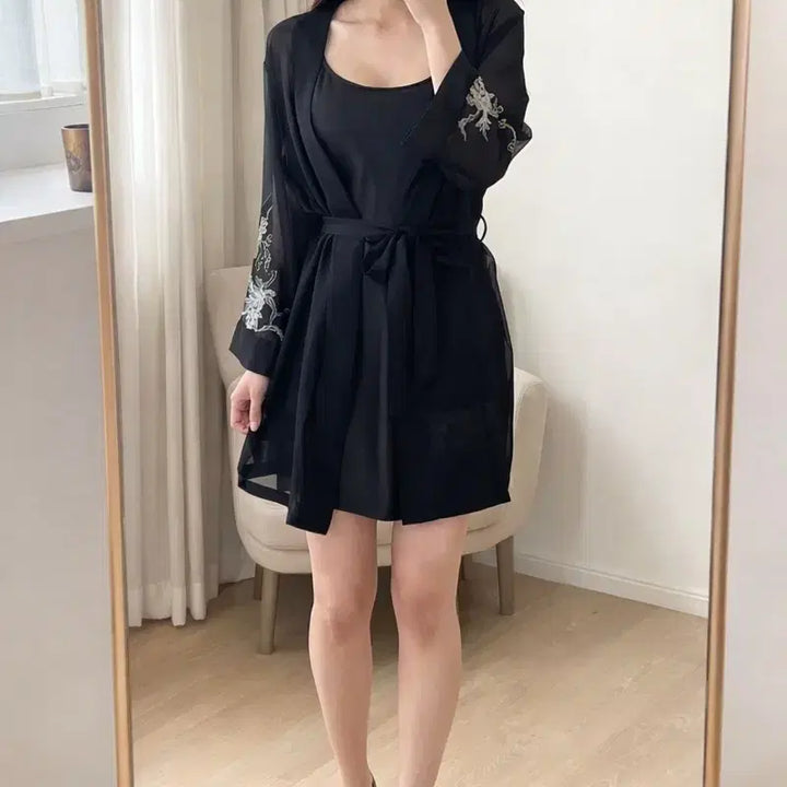[BUNJANG] Vera Wang Black Embroidered Sheer Robe/Cardigan / 베라왕 블랙 자수 로브 / 디자이너 감성 시스루 가디건 S