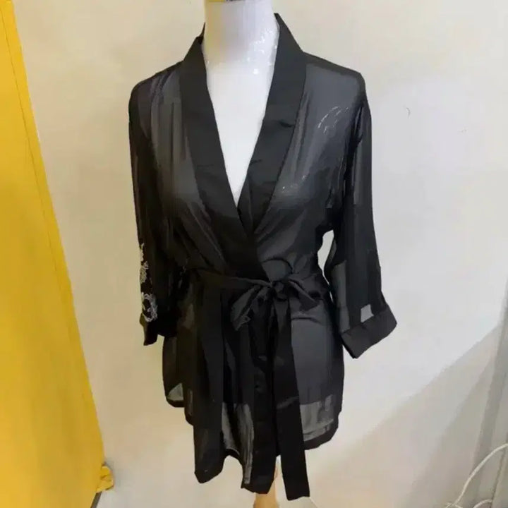 [BUNJANG] Vera Wang Black Embroidered Sheer Robe/Cardigan / 베라왕 블랙 자수 로브 / 디자이너 감성 시스루 가디건 S