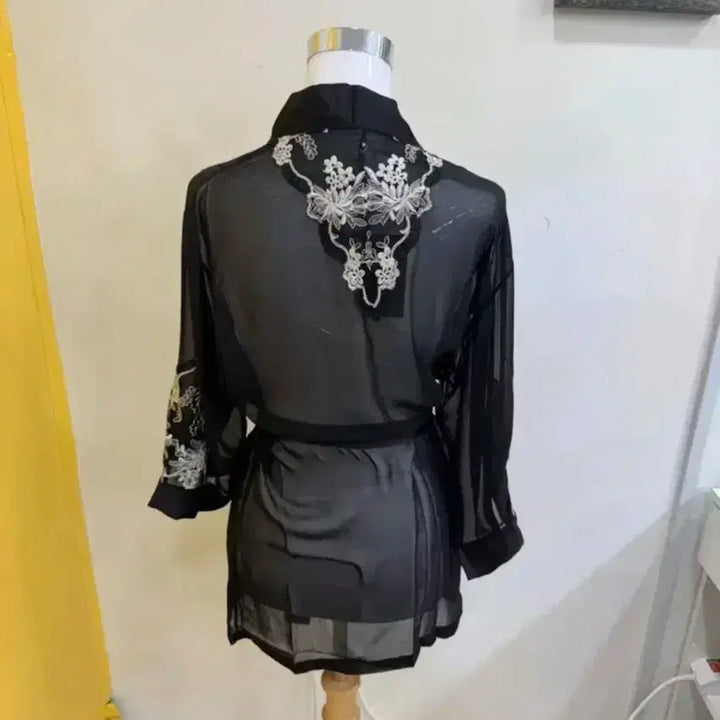 [BUNJANG] Vera Wang Black Embroidered Sheer Robe/Cardigan / 베라왕 블랙 자수 로브 / 디자이너 감성 시스루 가디건 S