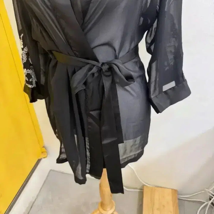 [BUNJANG] Vera Wang Black Embroidered Sheer Robe/Cardigan / 베라왕 블랙 자수 로브 / 디자이너 감성 시스루 가디건 S