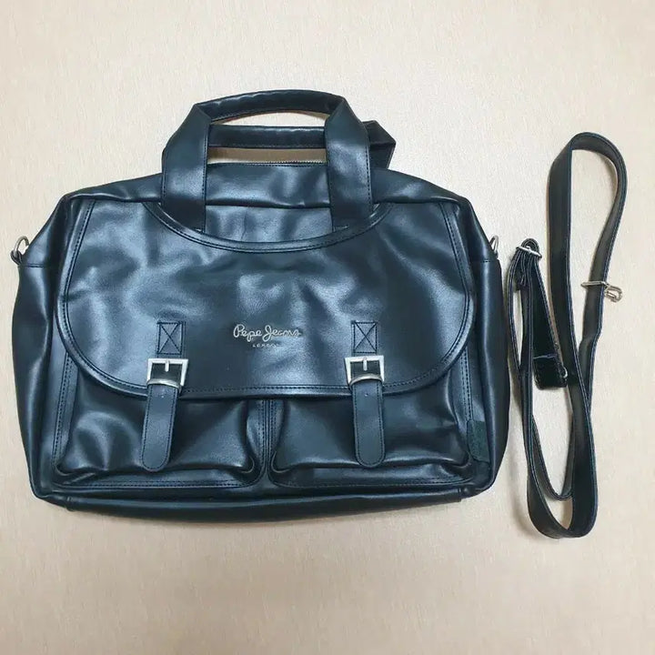[BUNJANG] Pepe Jeans Black Leather Crossbody Bag / 페페진스 블랙 레더 크로스백