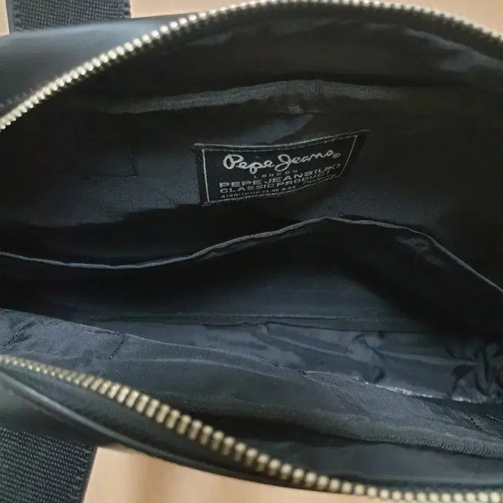 [BUNJANG] Pepe Jeans Black Leather Crossbody Bag / 페페진스 블랙 레더 크로스백