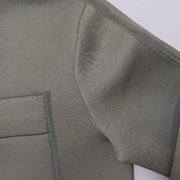 [BUNJANG] Ziozia Khaki Neo-Branded Sweatshirt / [100] 지오지아 카키 네오브랜 맨투맨 스웨트셔츠