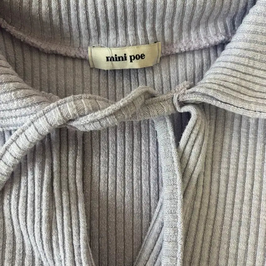 [BUNJANG] Mini Poe V-neck Ribbed Crop T-shirt / 미니포에 브이넥 리브 카라 크롭 반팔티셔츠