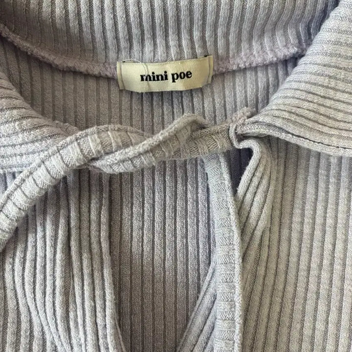 [BUNJANG] Mini Poe V-neck Ribbed Crop T-shirt / 미니포에 브이넥 리브 카라 크롭 반팔티셔츠