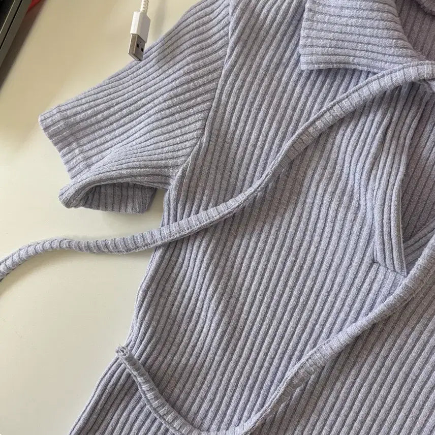 [BUNJANG] Mini Poe V-neck Ribbed Crop T-shirt / 미니포에 브이넥 리브 카라 크롭 반팔티셔츠