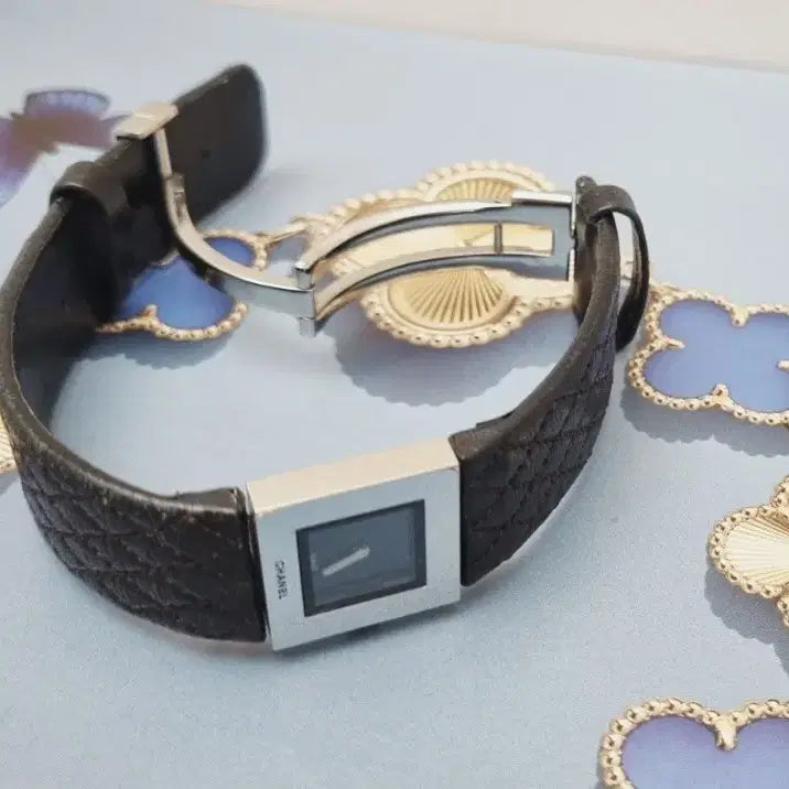 [BUNJANG] Chanel Matelasse Leather Watch / 정품 샤넬 마트라세 가죽줄시계